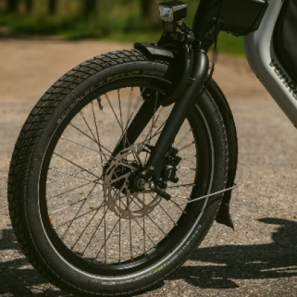 Explore mit extra breiten Reifen